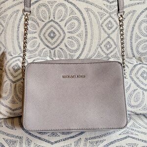 Michael Kors Crossbody Bag in Light Grey Saffiano Leather – Good Condition